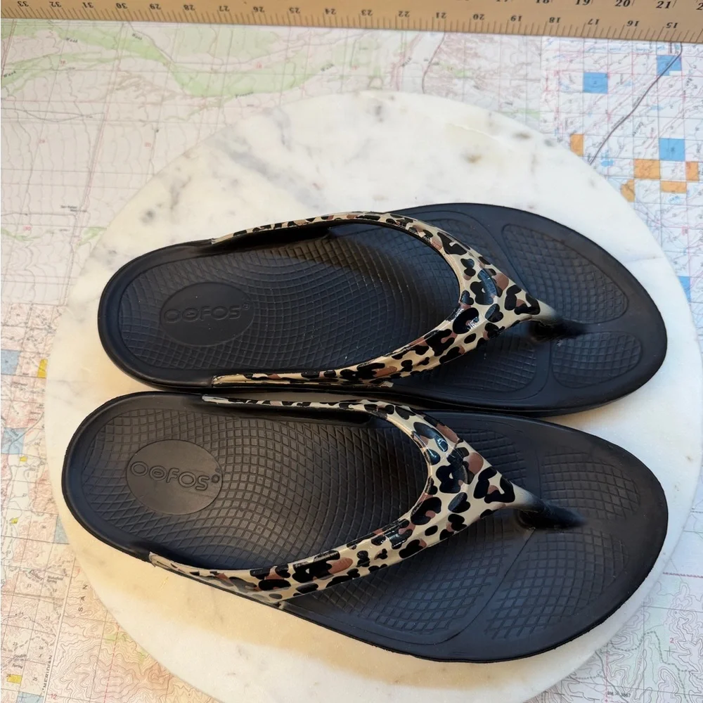 OOFOS Women's size 10 Leopard Sandals - Picture 1 of 6